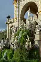 Ein fantastievolles Figurenensemble am Wasserfall Cascada im Parc de la Ciutadella. (Barcelona, Dezember 2011)