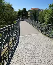 Freiburg, der Mariensteg, eine Rad-und Fu�wegbr�cke �ber die Dreisam, verbindet die Stadtteile Gerberau und Wiehre, Mai 2017