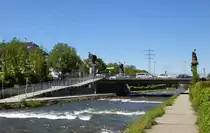 Freiburg, die Ochsenbr�cke �ber die Dreisam verbindet die Stadtteile Haslach und St�hlinger, Mai 2017