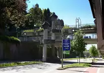 Freiburg, die doppelst�ckige Br�cke dient als Zufahrt zur Schlo�berggarage, Blickrichtung Schwabentor, Mai 2017