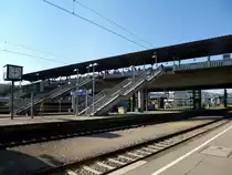 Freiburg, Blick vom Bahnsteig des Hauptbahnhofes auf die 1983 er�ffnete Stadtbahnbr�cke mit den Stra�enbahnhaltestellen, Mai 2017