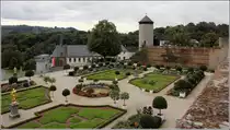 Weilburg. Eine Terasse des Schlossgartens. Dahinter der Stadtturm und das Landtor. 18.09.2017