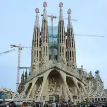 Die Sagrada Fam�lia ist das Wahrzeichen von Barcelona. Hier zu sehen ist die Passionsfassade der nach aktueller Planung 2026 zum 100. Todestag von Gaud� fertiggestellten r�misch-katholische Basilika. (Dezember 2011)