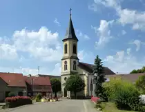 Algolsheim, Blick von der Hauptstra�e zur protestantischen Kirche, Juni 2017