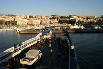 Die F�hre von Pr�cida n�hert sich dem Kai von Pozzuoli, 26.01.2008