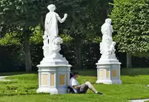 Statuen und zu deren F��en  menschliche Figuren  im Schlo�park vom Schlo� Augustusburg in Br�hl - 07.08.2017