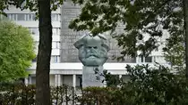 Blick durch einige B�ume der Parkanlage  Am roten Turm  auf das Karl-Marx-Monument in Chemnitz, fr�her Karl-Marx-Stadt.
Aufgenommen im Oktober 2017.