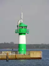 L�beck-Travem�nde in der L�becker Bucht: kleiner Leuchtturm auf der Nordermole. Die Leuchtbake zeigt die Einfahrt in die Trave. (13.10.2017)