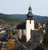STADT DAADEN/WESTERWALD-EV. BAROCKKIRCHE
Erbaut 1722-24 an Stelle der fr�heren romanischen Kirche aus dem 12. Jahrhundert,von der nur der Turm
erhalten blieb und mit einer Zwiebelhaube versehen wurde...
Eine der sch�nsten und gr��ten Sch�pfungen des Barock im Westerwald,im Innenraum mit der f�r ev. Westerwaldkirchen typischen Anordnung von ALTAR/KANZEL und ORGEL in einer Achse...gekr�nt von
einem Engel als Wetterfahne....am 17.10.2017...