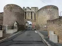 Montreuil-Bellay, Stadttor Porte Nouvelle, erbaut 1380 (09.07.2017)