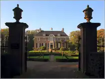 Dalfsen. Das Haupthaus des Landgutes Den Berg ist noch von einem Wassergraben umgeben. 15.10.2017