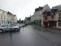 Brissac, historische H�user am Place de la Republique (09.07.2017)