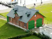 L�beck-Travem�nde: Der ehemalige Rettungsschuppen, 1902 hatte die DGzRS dieses Geb�ube erbauen lassen, nachdem der alte Schuppen von 1873 einer Sturmflut zum Opfer gefallen war. Seit den 1990er Jahren ist hier der L�becker Yachtclub (YLC) ans�ssig und betreibt in den R�umlichkeiten das offizielle Clubheim. Das Bild enstand am 13.10.2017 vom Alten Leuchtturm Travem�nde. 