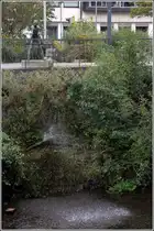 Osnabr�ck. Seit 1984 begutachtet  Der Spezialist  den Rohrbruch an der Wittekindstra�e in Osnabr�ck. Er wurde vom Bildhauer Hans Gerd Ruwe (1926 - 1995) geschaffen. 02.09.2017