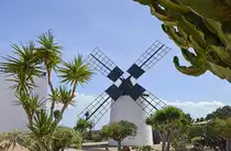 Molino de Antigua auf der Insel Fuerteventura In Antigua findet der Besucher einige Sehensw�rdigkeiten vor. Zun�chst einmal das Museum Museo Molino de Antigua, wo anhand einer aufwendig restaurierten Anlage gezeigt wird, wie fr�her das Getreide gemahlen wurde. Das Museum ist in einem wundersch�nen Herrenhaus untergebracht. Aufnahme: 19. Oktober 2017.