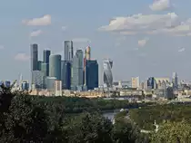 Moskau international business center gesehen von der Br�cke der Motorradfahrer am 10. September 2017.