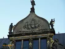 Bremer Marktplatz am 3.12.2015: Segelschiff im Giebelfeld des Sch�ttings, das in Form des Kielbogens gestaltet ist /