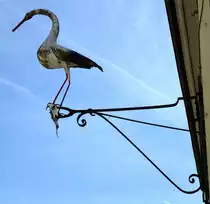 St.Ursanne, historisches Wirtshausschild in der Altstadt, Mai 2017