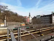 Hamburg am 16.3.2017: Blick von der U-Bahnstation Landungsbr�cken �ber die Gleise auf die H�user der Stra�e Hafentor /
