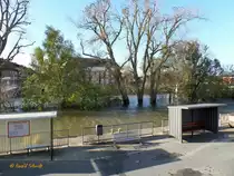 Hamburg-Finkenwerder am 29.10.2017: Blick vom F�hranleger auf die Hochwasserschutzanlage bei Sturmfluthochwasser / 