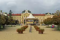 Der Park V�stavi�tě in Mlad� Boleslav, das gro�e Geb�ude im Hintergrund ist das Gymn�zium Dr. Josefa Pekaře. 12.10.2017