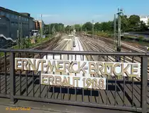Hamburg am 7.9.2016: Namensschild der Ernst-Merck-Br�cke am Hauptbahnhof �ber der Ausfahrt nach Norden  /