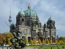 Der Berliner Dom ist die fl�chenm��ig gr��te evangelische Kirche Deutschlands. (Berlin-Mitte, Oktober 2013)