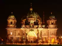 Der in Anlehnung an die italienische Hochrenaissance und den Barockstil errichtete Berliner Dom ist die gr��te Kirche Berlins. (November 2014)