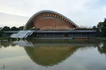 Das Haus der Kulturen der Welt - urspr�nglich schlicht als Kongresshalle bezeichnet - entstand als amerikanischer Beitrag zur Internationalen Bauausstellung im Jahr 1957. (Berlin