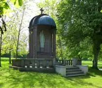 Ueberstrass, neben der Wallfahrtskapelle steht dieses Denkmal mit einer Heiligenstatue, Juli 2017