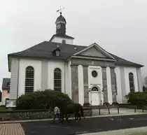 DRIEDORF/WESTERWALD-EV. PFARRKIRCHE
Nachdem ein Brand 1819 fast den gesamten Ort im hessischen LAHN/DILLKREIS zerst�rt hatte,
wurde der Ort neu aufgebaut.In der Aufbauphase wurde 1821-27 der Saalbau der neuen evangelischen
Pfarrkirche nach einem Entwurf von Landesbaumeister FRIEDRICH LUDWIG SCHRUMPF errichtet-
ein sch�ner Kirchenbau,am 5.11.2017....