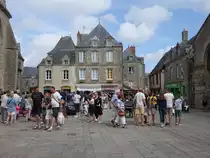 Guerande, historische Geb�ude am Place Jean XXIII (11.07.2017)