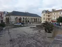 Airvault, klassizistisch anmutende Markthalle aus dem 18. Jahrhundert mit einer Reihe von Arkadenb�gen am Place St. Pierre (12.07.2017)