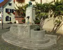 Klingenm�nster, Brunnen mit Denkmal f�r den einheimischen Schriftsteller August Becker (1828-91), Sept.2017