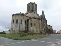 Vouvant, Kirche Notre Dame, erbaut im 12. Jahrhundert, Fassade des n�rdlichen Querschiffarms mit au�ergew�hnlichen Reichtum an Verzierungen (13.07.2017)