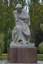 Die Statue der  Mutter Heimat  als Bestandteil des Sowjetischen Ehrenmales im Treptower Park. (Berlin, Oktober 2013)