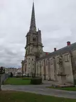 Lucon, Kathedrale Notre Dame, erbaut ab 1091 unter Abt Gottfried, dreischiffiges Langhaus aus dem 14. Jahrhundert, 85 Meter hoher Turm von 1828  (13.07.2017)