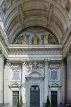 Das Eingangsportal des Berliner Domes. (Berlin-Mitte, Oktober 2013)