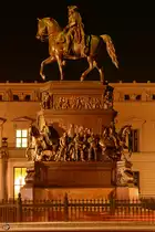Das monumentale Reiterstandbild Friedrichs des Gro�en auf dem Mittelstreifen des Berliner Boulevards Unter den Linden. (November 2014)