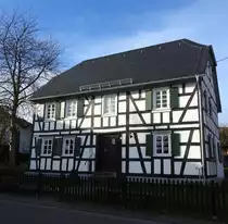 FLAMMERSFELD/WESTERWALD-RAIFFEISEN-HAUS
In dem sch�nen ,�ber 230 Jahre alten Fachwerkhaus mit angrenzendem Bauerngarten lebte F.W.
RAIFFEISEN,der Begr�nder des Genossenschaftswesens,mit seiner Familie von 1848-52 und arbeitete als
B�rgermeister des Amtes FLAMMERSFELD- hier am 14.11.2017...