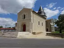 Genouille, Kirche Notre-Dame, erbaut im 12. Jahrhundert, gotischer Chor, Fassade von 1880 (14.07.2017)