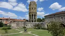 Charroux,  Tour Octogonale der Abtei Saint-Sauveur de Charroux, gegr�ndet im Jahr 785 von Roger, Vizegraf von Limoges (14.07.2017)