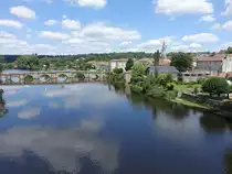 Confolens, Granitbr�cke �ber die La Vienne mit Saint-Maxime Kirche (14.07.2017)