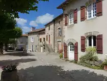Lesterps, historische H�user am Place des Tilleuls in der Altstadt (14.07.2017)