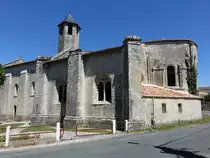 Dampierre-sur-Boutonne, Kirche Saint-Pierre, einschiffige romanische Kirche, erbaut im 12. Jahrhundert (15.07.2017)