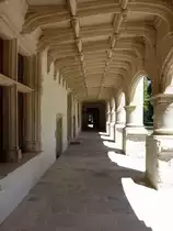 Dampierre-sur-Boutonne, der Arkadengang des Obergeschosses des Schloss hat eine au�ergew�hnlich reich reliefierte Kassettendecke mit einer Vielzahl von allegorischen Figuren, Spr�chen, Wappen und kryptischen Symbolen (15.07.2017)