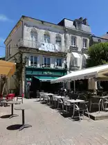 Saint-Jean-d’Ang�ly, Cafe am Place du Marche in der Altstadt (15.07.2017)