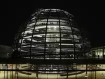 Blick auf die neue Kuppel des Reichstagsgeb�udes im Berliner Stadtteil Tiergarten. (Oktober 2013)
