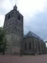 Oldenzaal, St. Plechelmuskirche, kreuzf�rmige romanische Sandsteinbasilika, erbaut im 12. Jahrhundert, Kirchturm 13. Jahrhundert, gotischer Chor 15. Jahrhundert (22.07.2017)