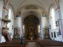 Chieming, neuromanischer Innenraum der Pfarrkirche Maria Himmelfahrt, Ausmalung von Joseph Elsner, Altarbild von Max F�rst (26.02.2017)